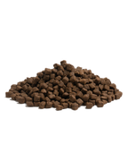 Nærbilde av små tørrfôr-pellets fra Essential Estate Living Small Bites
